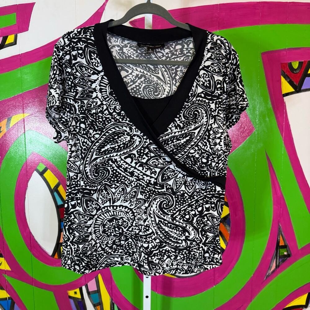 Briggs New York, Black and White Paisley Blouse. Size Large. Excellent condition